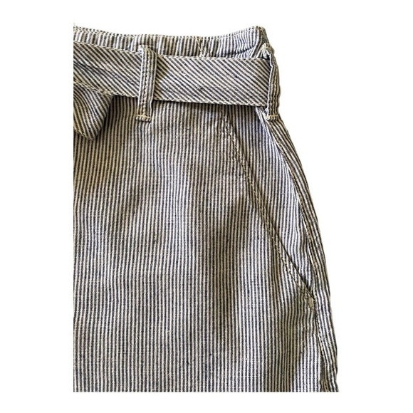 ABERCROMBIE & FITCH
Navy blue and white pinstripe shorts, matching belt - Picture 4 of 7